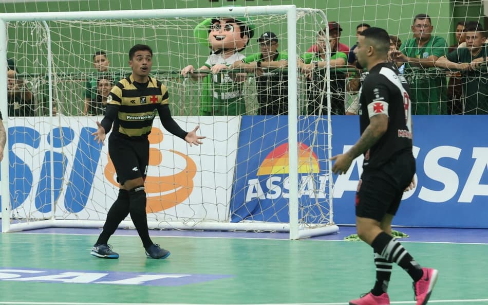 O goleiro Gabriel Delduque, do Vasco, fez boas defesas contra o São João do Jaguaribe (Divulgação/@gyldemberg)