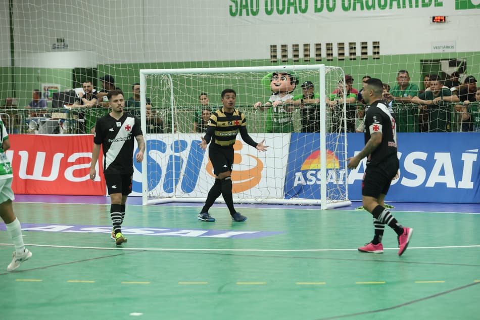 O goleiro Gabriel Delduque, do Vasco, fez boas defesas contra o São João do Jaguaribe (Divulgação/@gyldemberg)