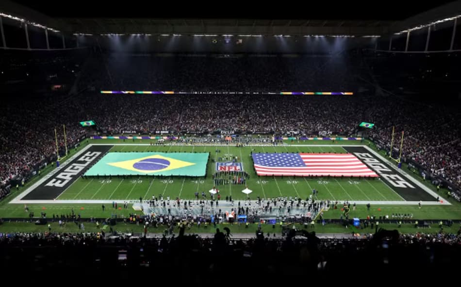 bandeiras do Brasil e estados unidos esticadas na Arena Corinthians, em São Paulo
