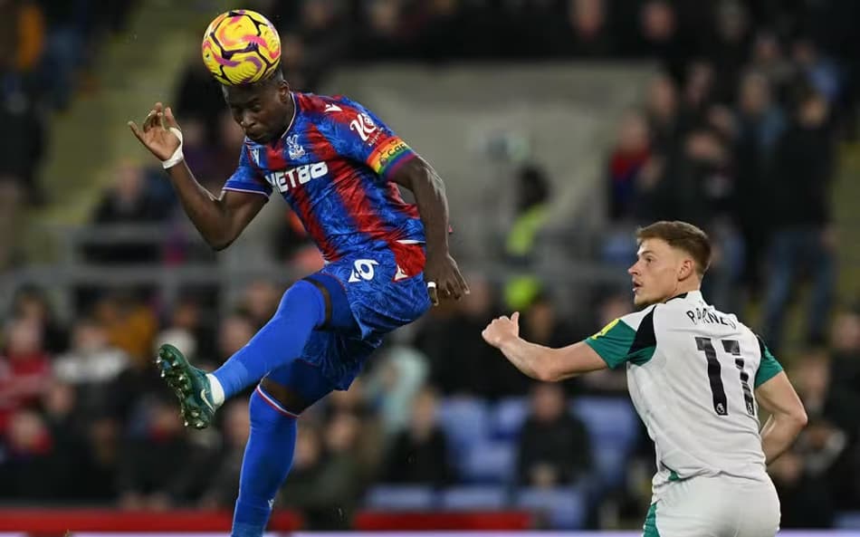Jogador da Premier League, Marc Guéhi escapa de punição após escrever 'Eu amo Jesus' em braçadeira com cores do arco-íris (Foto: Glyn Kirk/AFP)