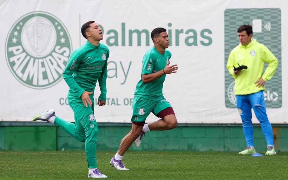 Os jogadores Thalys e Arthur (à direita) durante treinamento na Academia de Futebol (Foto: Cesar Greco/Palmeiras)