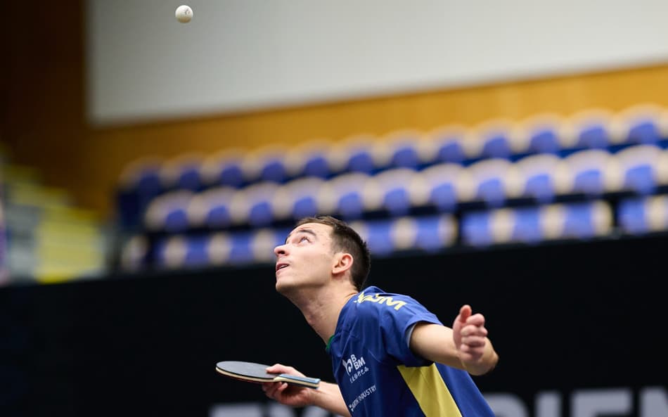 Hugo Calderano na vitória na estreia na Suécia (WTT/Divulgação)