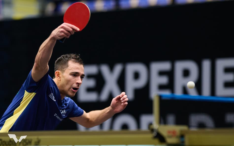 Hugo Calderano na vitória na estreia na Suécia, contra Vitor Ishiy (Foto: Divulgação/WTT)
