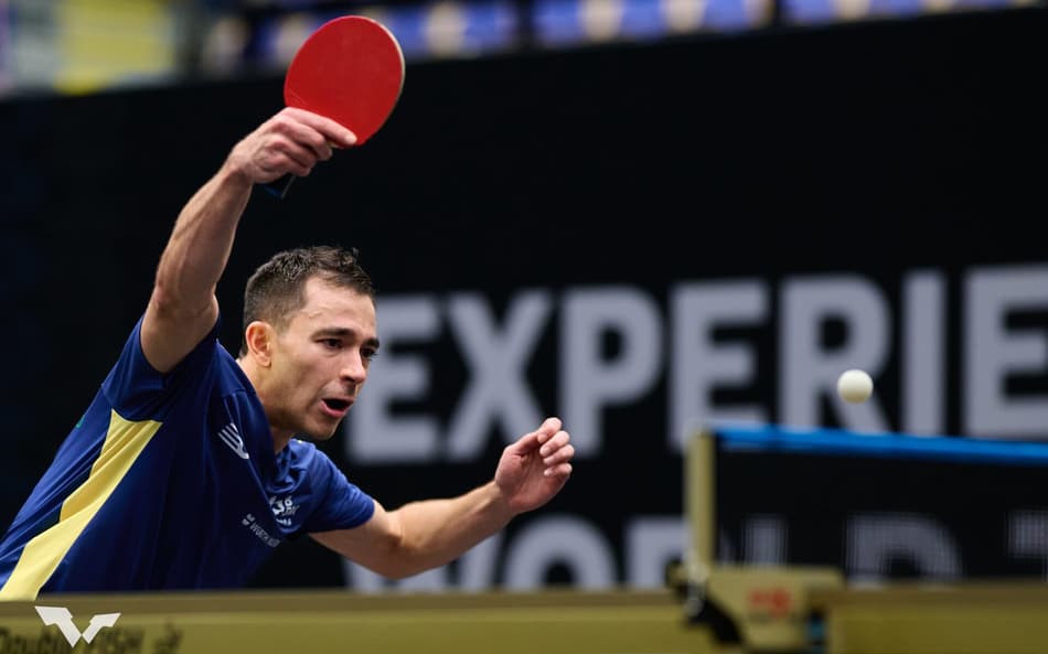 Hugo Calderano na vitória na estreia na Suécia, contra Vitor Ishiy (Foto: Divulgação/WTT)