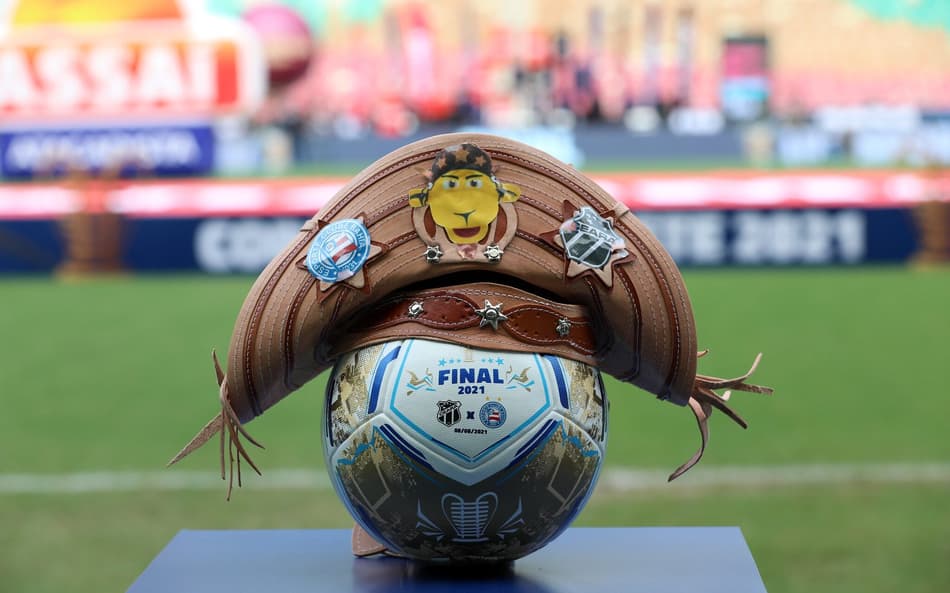 Bola da Lampions na final entre Bahia e Ceará, em 2021 (Foto: Felipe Oliveira)