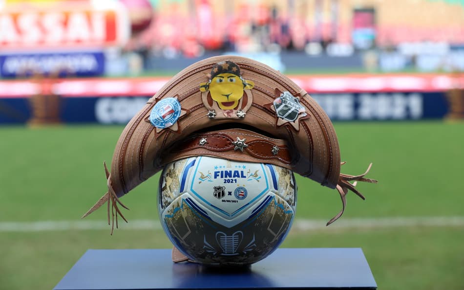 Bola da Lampions na final entre Bahia e Ceará, em 2021 (Foto: Felipe Oliveira)