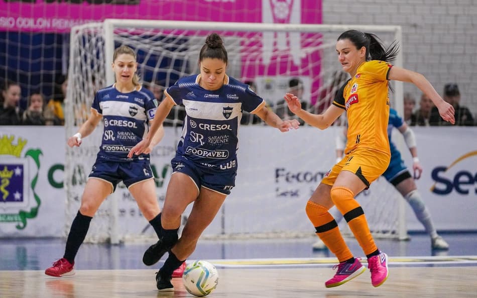 O Stein Cascavel (azul) é tricampeão da Copa Mundo do Futsal Feminina (Divulgação)