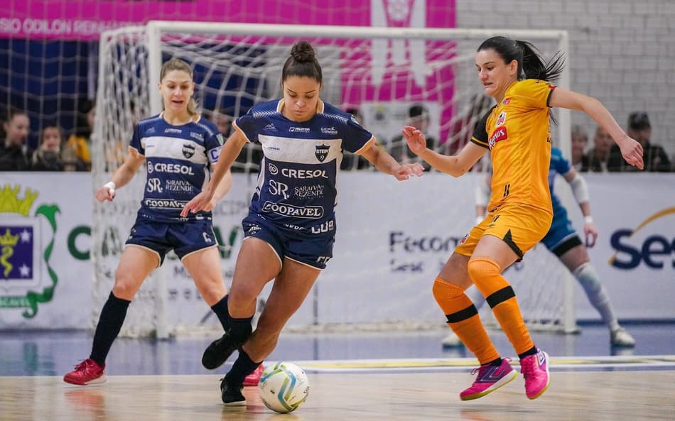 O Stein Cascavel (azul) é tricampeão da Copa Mundo do Futsal Feminina (Divulgação)