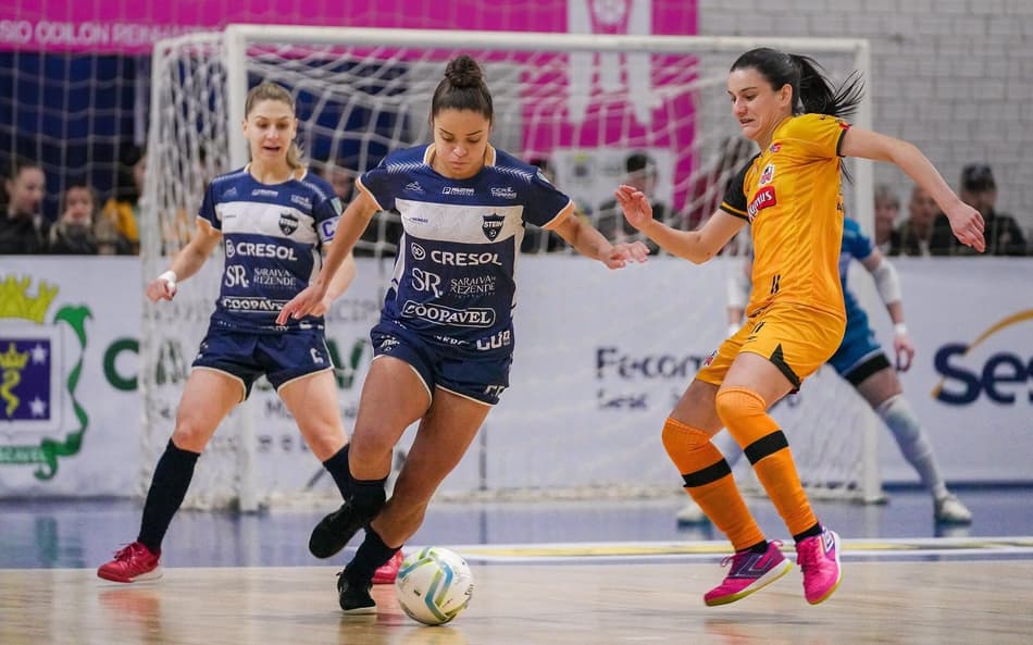 O Stein Cascavel (azul) é tricampeão da Copa Mundo do Futsal Feminina (Divulgação)