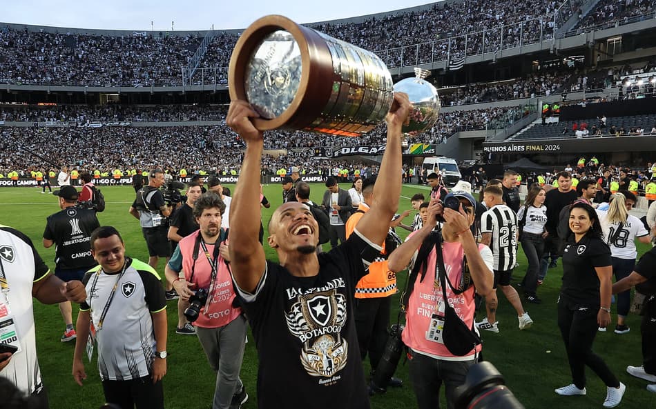 Marlon Freitas, do Botafogo, com o troféu da Libertadores (Foto: Vítor Silva/Botafogo)