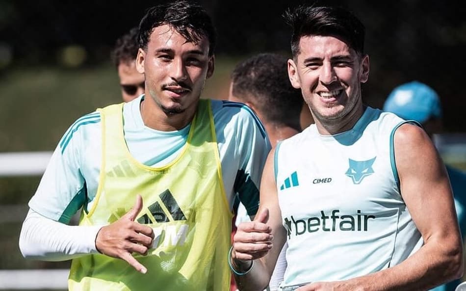 Volante Japa e zagueiro Villalba, do Cruzeiro, na Toca da Raposa (Foto: Gustavo Aleixo/Cruzeiro)