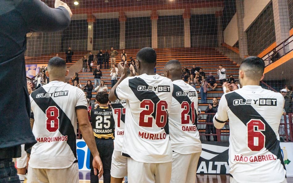 Jojgadores do Vasco agradecem o apoio da torcida após partida contra o América-MG (Allan Pereira/Divulgação)