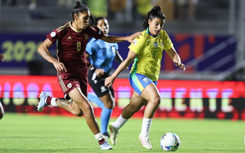 Duda Sampaio conduz bola em Brasil x Venezuela. (Foto: Lívia Villas Boas / CBF)