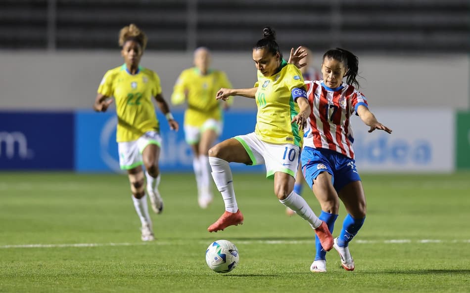 Marta domina a bola em duelo contra o Paraguai. (Foto: Lívia Villas Boas / CBF)