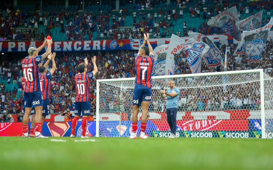 Jogadores do Bahia comemoram vitória contra o Juventude ao lado da torcida (Foto: Rafael Rodrigues / EC Bahia)