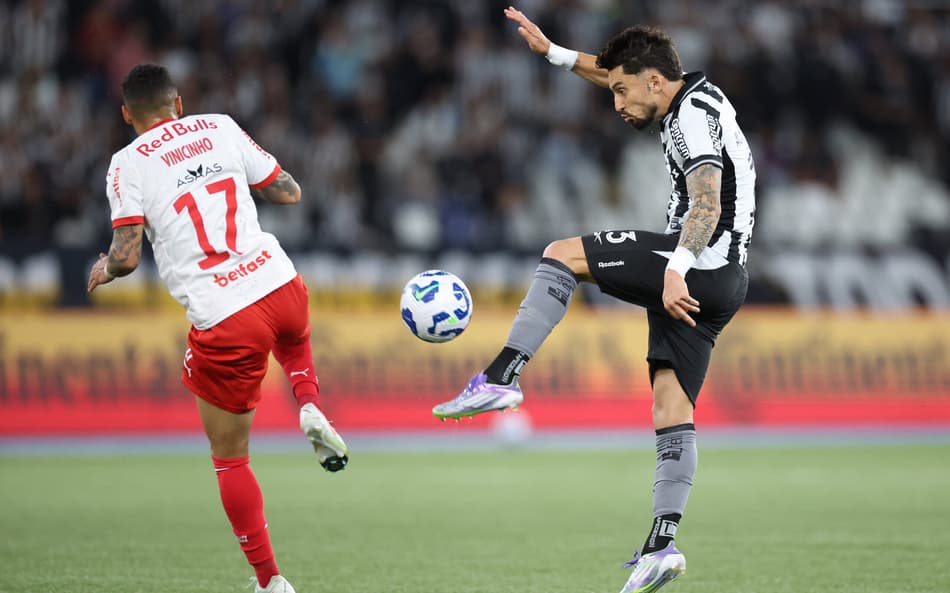 Alex Telles, do Botafogo, em ação no jogo de ida com o Bragantino (Foto: Vítor Silva/Botafogo)