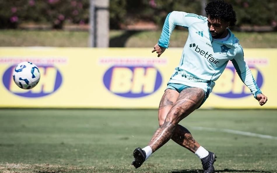 Atacante Gabigol, do Cruzeiro, em treino na Toca da Raposa (Foto: Gustavo Aleixo/Cruzeiro)