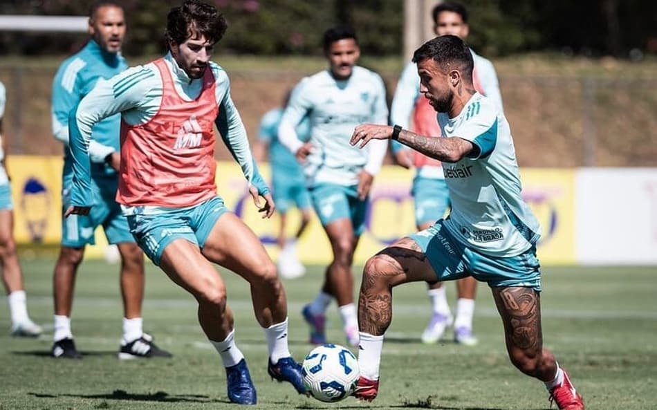 Lucas Silva e Matheus Henrique em treino do Cruzeiro, na Toca da Raposa (Foto: Gustavo Aleixo/Cruzeiro)