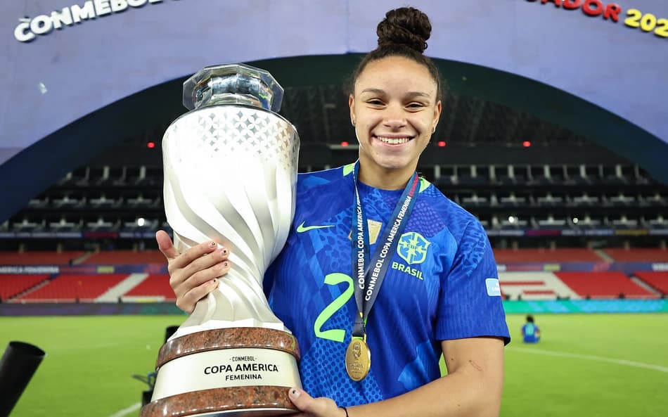 Dudinha, atacante da Seleção Brasileira, comemora título da Copa América Feminina. (Foto: Lívia Villas Boas / CBF)