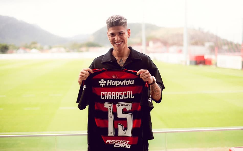 Carrascal é apresentado no Flamengo (Foto: Adriano Fontes/Flamengo)