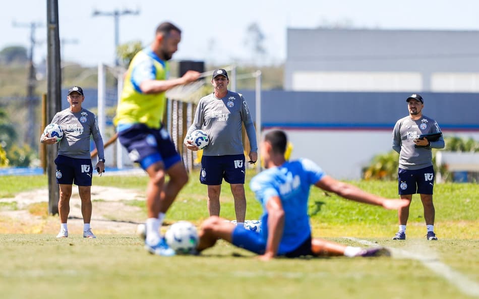 Rogério Ceni observa treino do Bahia (Foto: Rafael Rodrigues/ECB)