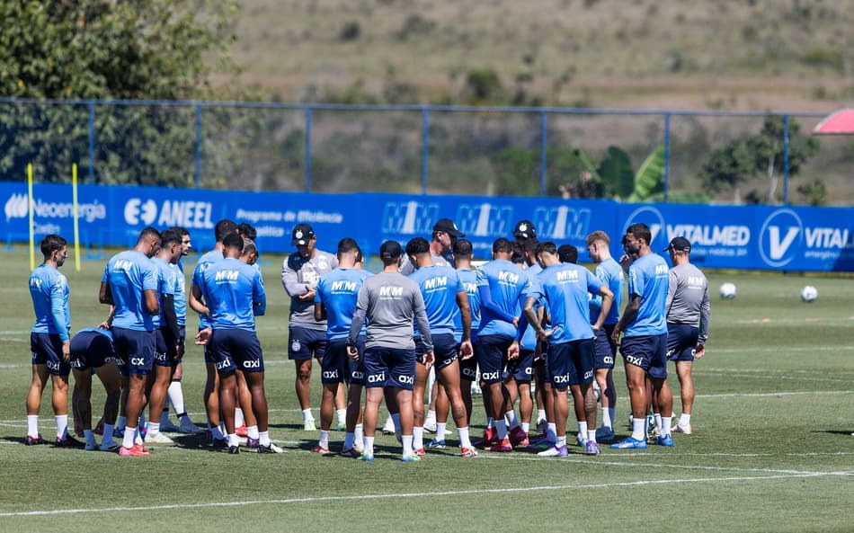 Atletas do Bahia reunidos antes de treino (Foto: Rafael Rodrigues/ECB)