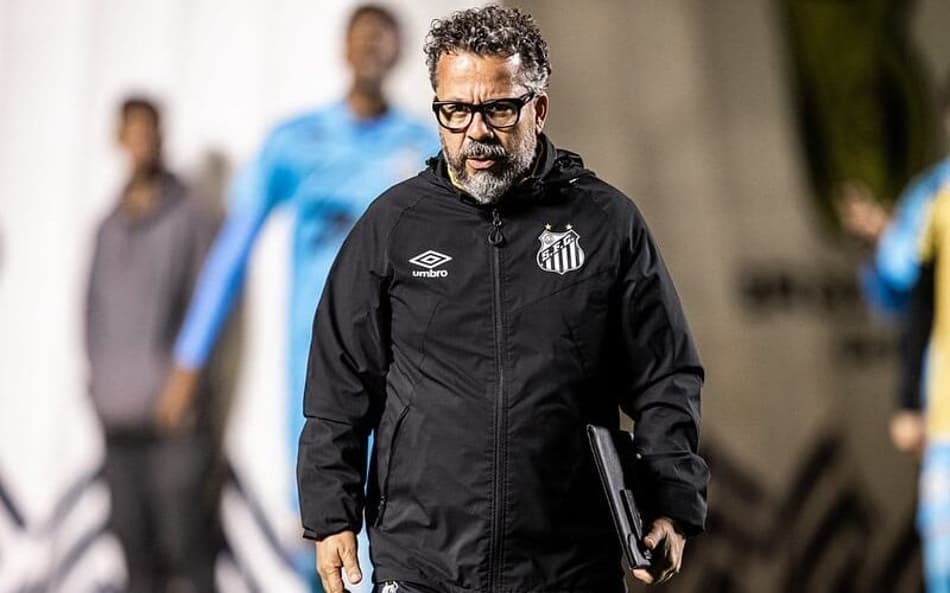 Cléber Xavier comandou o Santos em 13 jogos e conquistou apenas 4 vitórias. (Foto: Raul Baretta/ Santos FC)