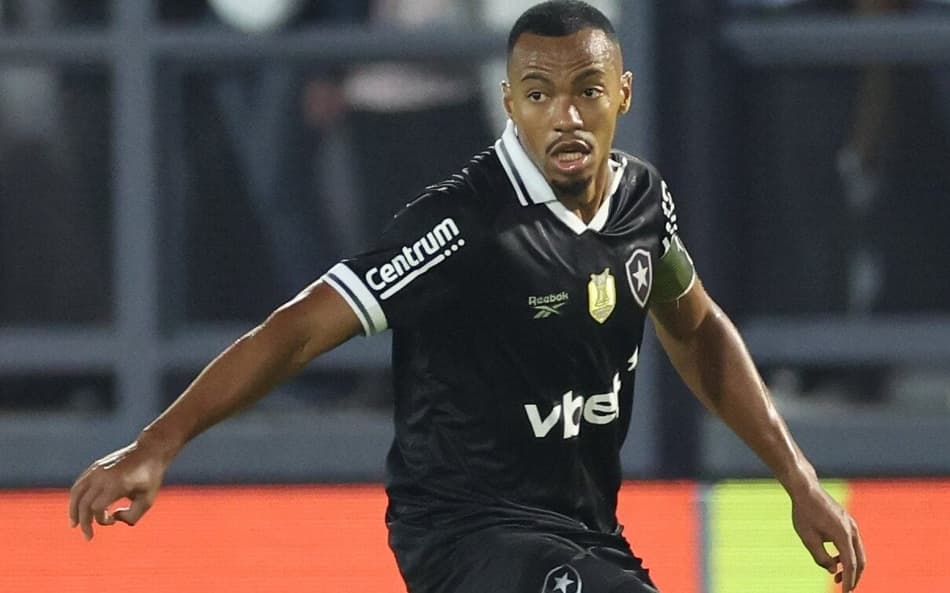 Marlon Freitas em ação no jogo entre Bragantino e Botafogo (Foto: Vítor Silva/Botafogo)