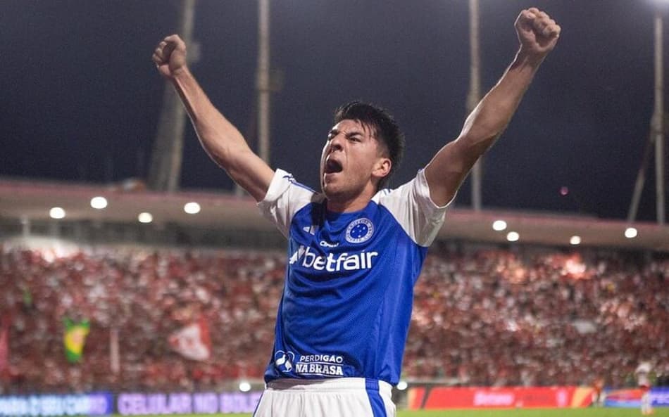 Zagueiro Villalba comemora gol do Cruzeiro contra o CRB (Foto: Rafael Vieira/Cruzeiro)