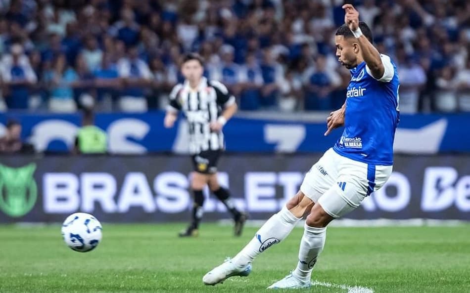Atacante Wanderson, do Cruzeiro, em jogo contra o Santos (Foto: Gustavo Aleixo/Cruzeiro)