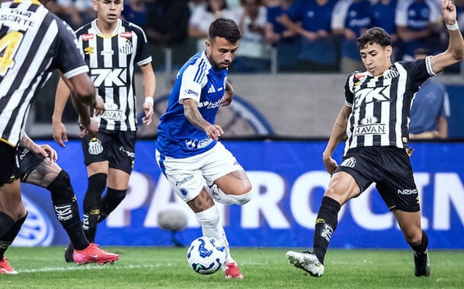 Matheus Henrique, do Cruzeiro, em jogo contra o Santos (Foto: Gustavo Aleixo/Cruzeiro)