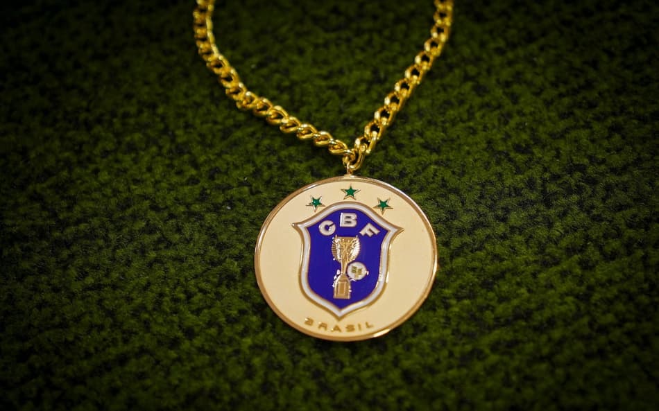 Campeões brasileiros pelo Coritiba em 1985 recebem medalhas pela conquista (Foto: Joilson Marconne / CBF)