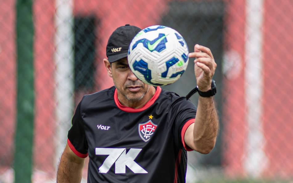 Carille comanda treino do Vitória (Foto: Victor Ferreira / EC Vitória)