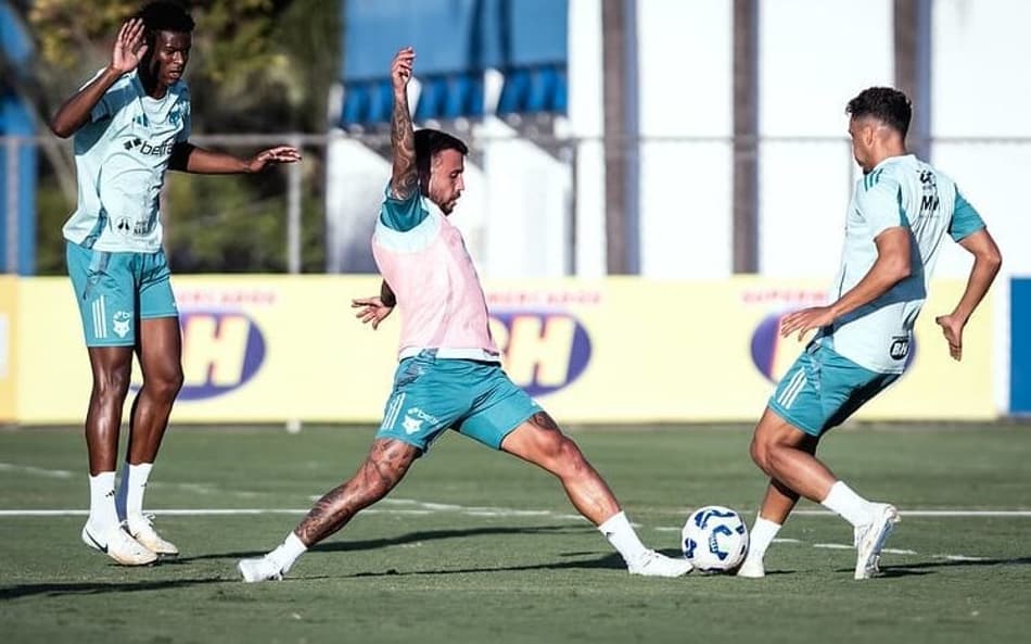 Meia Matheus Henrique, do Cruzeiro, em treino na Toca da Raposa (Foto: Gustavo Aleixo/Cruzeiro)