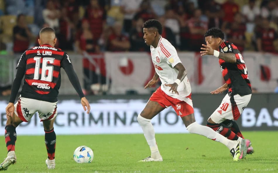 Vitão, zagueiro do Internacional