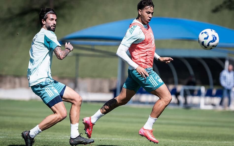 Atacantes Lautaro Diaz e Kaio Jorge do Cruzeiro em treino na Toca da Raposa (Foto: Gustavo Aleixo/Cruzeiro)