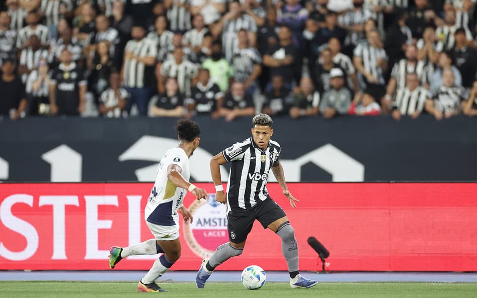 Matheus Martins em ação pelo Botafogo contra a LDU (Foto: Vítor Silva/Botafogo)