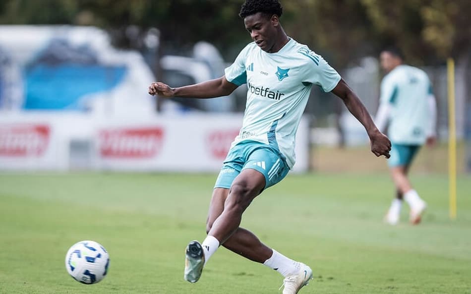 Zagueiro Jonathan Jesus, do Cruzeiro, em treino na Toca da Raposa (Foto: Gustavo Aleixo/Cruzeiro)