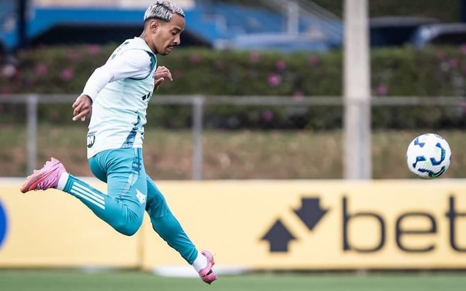 Meia Matheus Pereira, do Cruzeiro, em treino na Toca da Raposa (Foto: Gustavo Aleixo/Cruzeiro)
