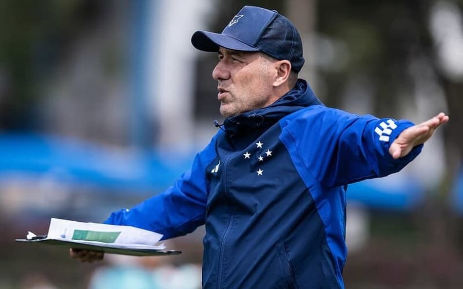 Técnico Leonardo Jardim, do Cruzeiro, em treino na Toca da Raposa (Foto: Gustavo Aleixo/Cruzeiro)