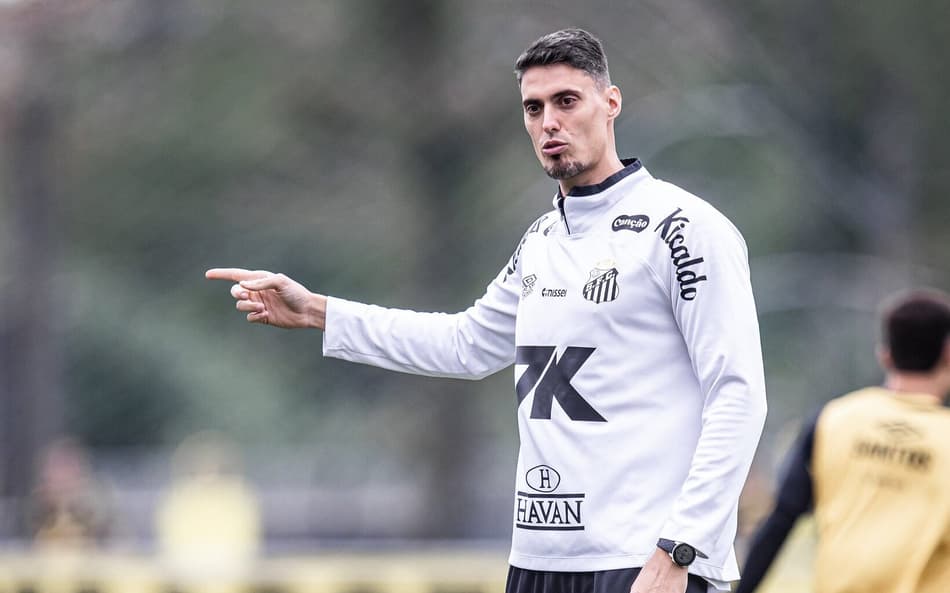 Matheus Bachi comandou atividade no Santos (Foto: Raul Baretta/ Santos)