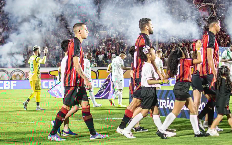 Jogadores do Vitória entram no Barradão para partida contra o Juventude (Foto: Victor Ferreira / EC Vitória)