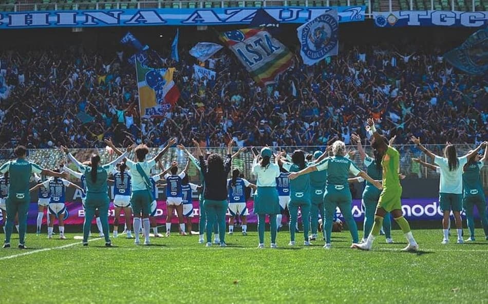 Jogadoras do Cruzeiro comemoram com torcida vaga na semifinal do Brasileiro Feminino (Foto: Gustavo Martins/Cruzeiro)