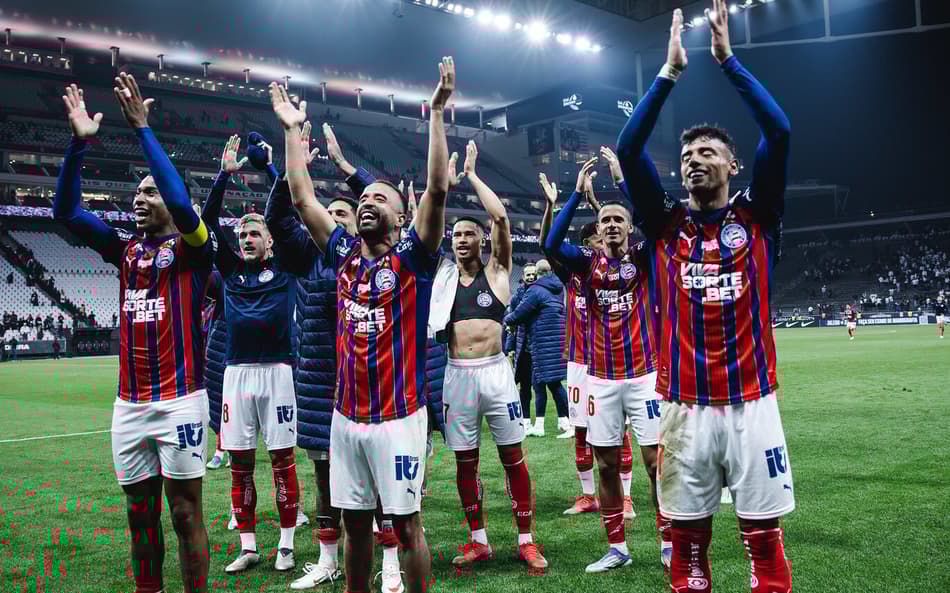 Jogadores do Bahia comemoram resultado contra o Corinthians na Neo Química Arena (Foto: Letícia Martins / EC Bahia)