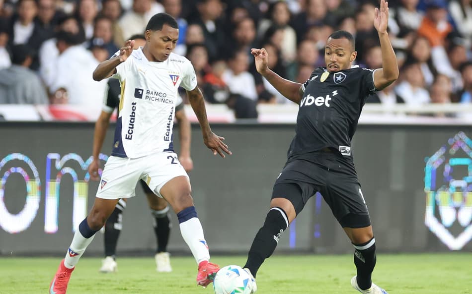 Marlon Freitas em ação no LDU x Botafogo (Foto: Vítor Silva/Botafogo)
