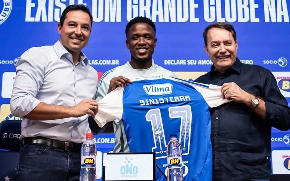 Sinisterra, ao lado de Pedro Junio e Pedro Lourenço, dirigentes do Cruzeiro (Foto: Gustavo Aleixo/Cruzeiro)