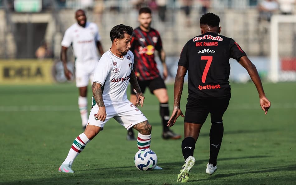 Lucho Acosta em ação no duelo entre Bragantino e Fluminense (Foto: Lucas Merçon/Fluminense)