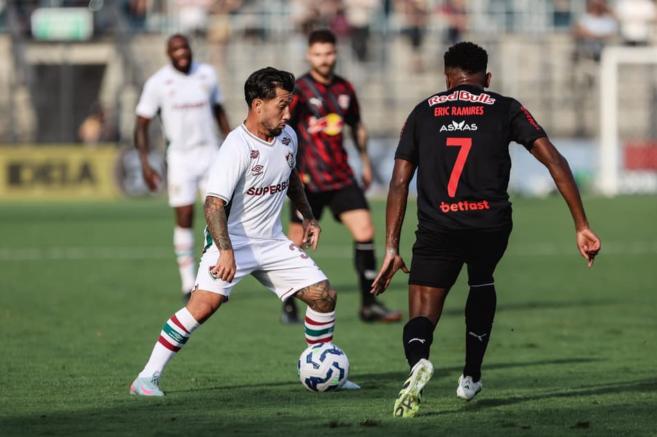Lucho Acosta em ação no duelo entre Bragantino e Fluminense (Foto: Lucas Merçon/Fluminense)
