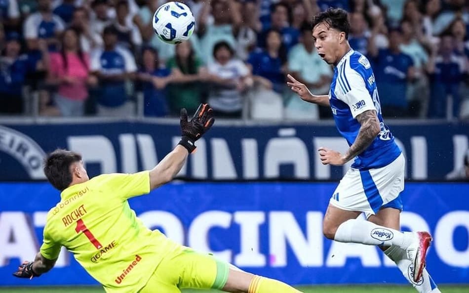 Atacante Kaio Jorge marca segundo gol do Cruzeiro contra o Internacional (Foto: Gustavo Aleixo/Cruzeiro)