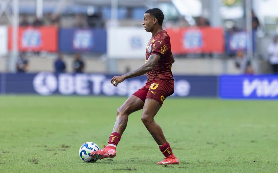 Jean Lucas em ação contra o Santos, na Fonte Nova (Foto: Rafael Rodrigues / EC Bahia)